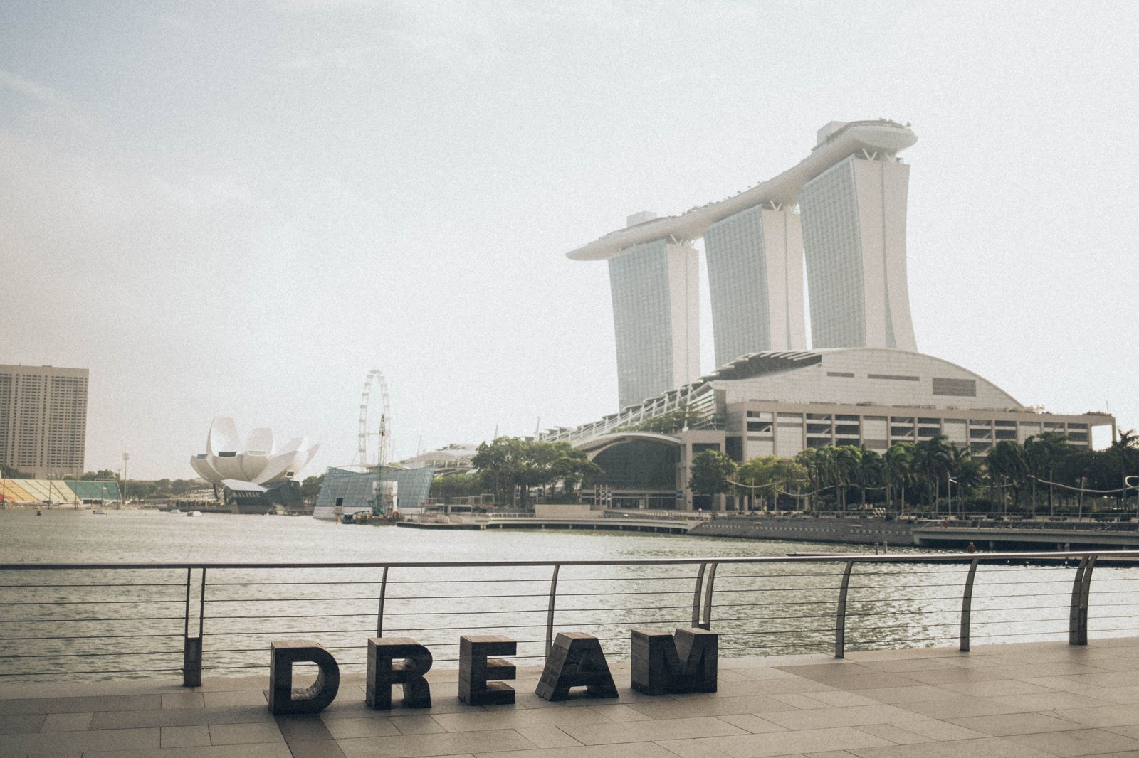 16D15N SINGAPORE In the wake of Jean-Baptiste Charcot SINGAPORE (Genting Dream)
