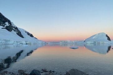 23D19N SOUTH POLE SERENITY: GLIDE THROUGH ANTARCTICA
